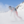 Un skieur effectuant un virage sur les pistes